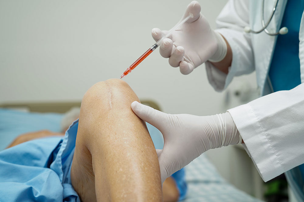 il-medico-asiatico-inietta-plasma-ricco-di-piastrine-di-acido-ialuronico-nel-ginocchio-di-una-donna-anziana-per-camminare-senza-dolore.jpg