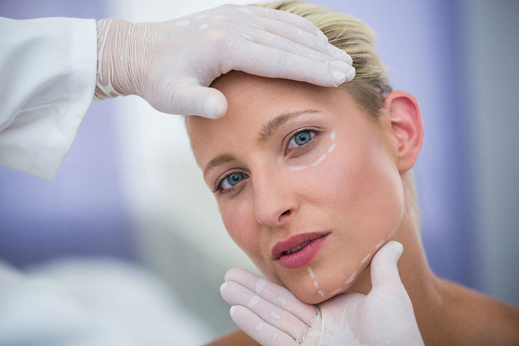 medico-che-esamina-il-fronte-femminile-dei-pazienti-per-il-trattamento-cosmetico.jpg